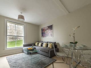Central Windsor Apartment Facing the Castle - Photo 10