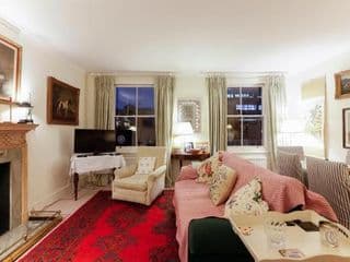 Attractive Chelsea apartment sleeps 4