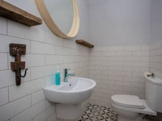 5 Bedroom House in East London - Photo 11
