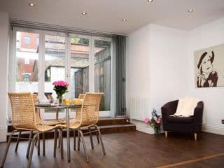 Apt 1, Trafalgar Square (1st Floor) - Photo 2
