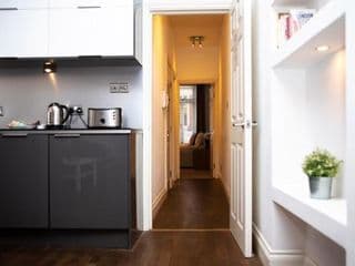 Apt 1, Trafalgar Square (1st Floor) - Photo 7
