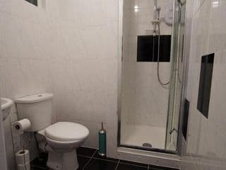 London Queens Apartments - Photo 11