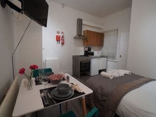 London Queens Apartments - Photo 6