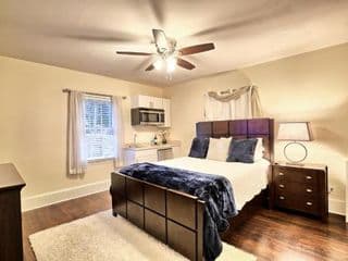 Relaxing, Comfortable, Private Bedroom - Photo 2