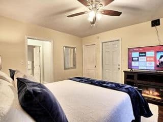 Relaxing, Comfortable, Private Bedroom - Photo 3