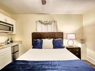 Relaxing, Comfortable, Private Bedroom - Photo 4