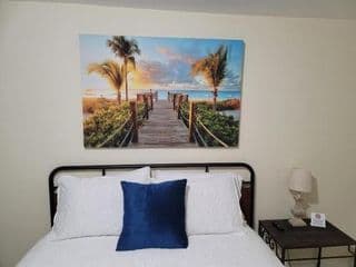 Relaxing, Comfortable, Private Bedroom - Photo 6