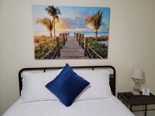 Relaxing, Comfortable, Private Bedroom - Photo 7