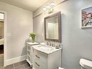 Relaxing, Comfortable, Private Bedroom - Photo 10
