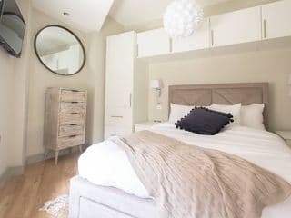 The Soho Loft - Elegant & Modern 1BDR - Photo 15