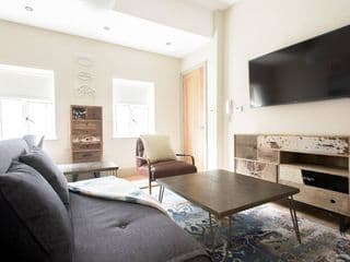 The Soho Loft - Elegant & Modern 1BDR - Photo 5