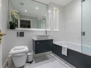 Beautiful 2 bed apt in the heart of Mayfair, close to Tube - Photo 19