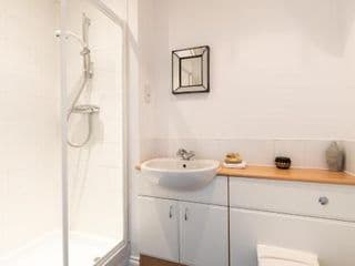 2-bedroom apartment Mill Court, Harlow - Photo 11