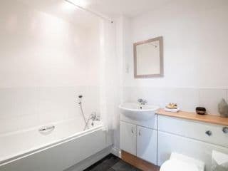 2-bedroom apartment Mill Court, Harlow - Photo 4