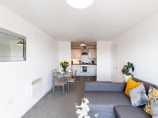 2-bedroom apartment Mill Court, Harlow - Photo 6