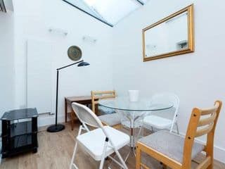 Veeve - Mews and Majesty in Mayfair - Photo 8