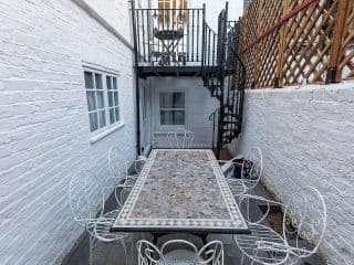 Gorgeous 3-bed maisonette in Westbourne Green with patio - Photo 13