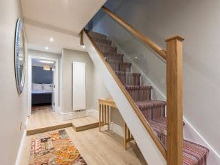 Gorgeous 3-bed maisonette in Westbourne Green with patio - Photo 5