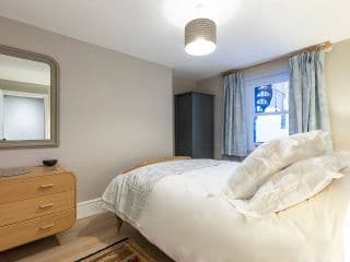 Gorgeous 3-bed maisonette in Westbourne Green with patio - Photo 6