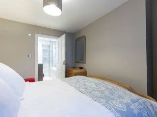 Gorgeous 3-bed maisonette in Westbourne Green with patio - Photo 7