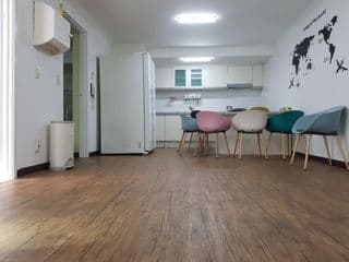 Closed - Photo 3