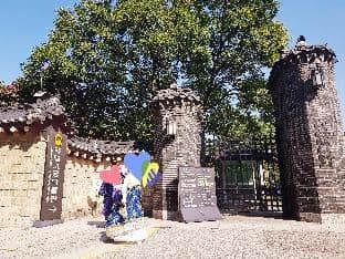 Closed - Photo 9