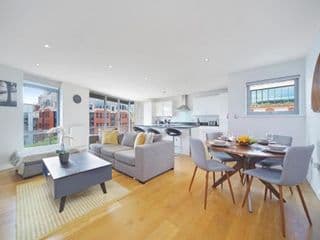 2 Bed Executive Penthouse near Liverpool Street FREE WIFI by City Stay London