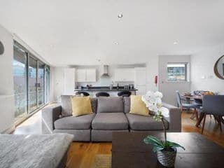 2 Bed Executive Penthouse near Liverpool Street FREE WIFI by City Stay London - Photo 3