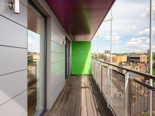 2 Bedroom 2 Bathroom Apartment with large balcony - Photo 2