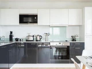 2 Bedroom 2 Bathroom Apartment with large balcony - Photo 15