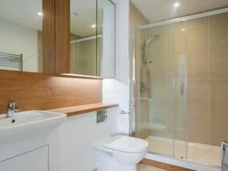 2 Bedroom 2 Bathroom Apartment with large balcony - Photo 16