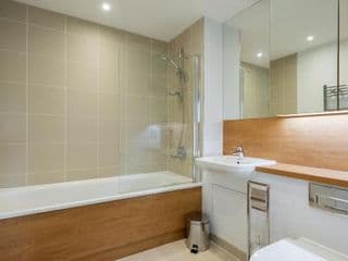2 Bedroom 2 Bathroom Apartment with large balcony - Photo 18