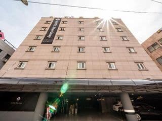 THE GRAY HOTEL