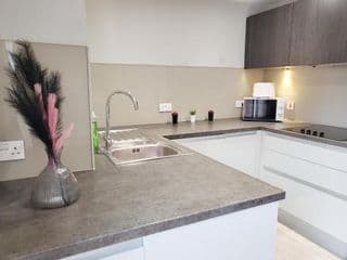 Luxury City Apartment with Self-Checkin in JQuater - Photo 11