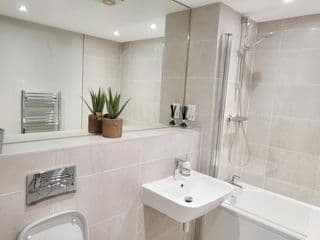 Luxury City Apartment with Self-Checkin in JQuater - Photo 16