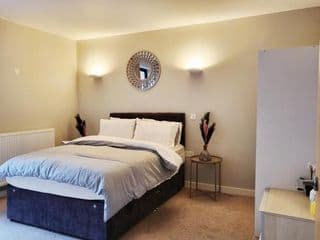 Luxury City Apartment with Self-Checkin in JQuater - Photo 3