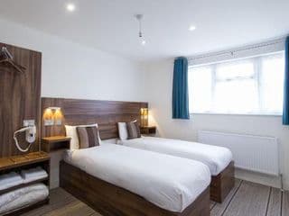 Heathrow-Windsor House for contractors & big groups
