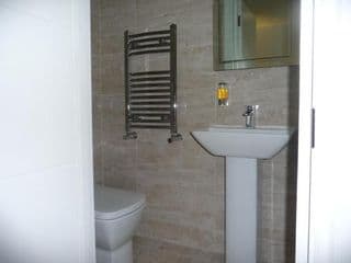 Heathrow-Windsor House for contractors & big groups - Photo 13
