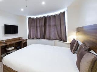 Heathrow-Windsor House for contractors & big groups - Photo 16