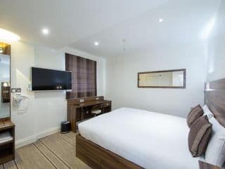 Heathrow-Windsor House for contractors & big groups - Photo 17