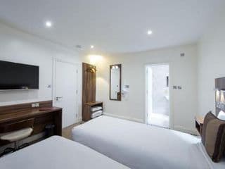 Heathrow-Windsor House for contractors & big groups - Photo 18