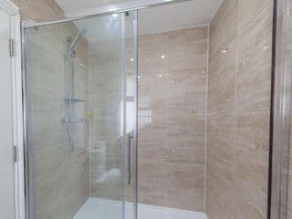 Heathrow-Windsor House for contractors & big groups - Photo 19