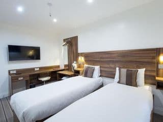 Heathrow-Windsor House for contractors & big groups - Photo 20