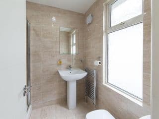 Heathrow-Windsor House for contractors & big groups - Photo 4