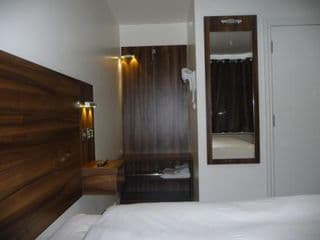 Heathrow-Windsor House for contractors & big groups - Photo 9