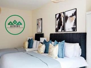 Aisiki Living at Alexandra Road, 2 Bedrooms and 2 Bathrooms with King or Twin beds and with FREE WIFI and PARKING