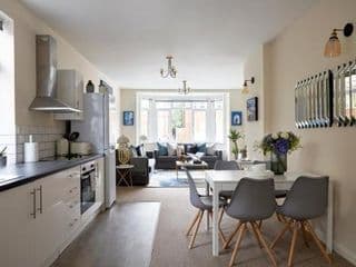 Aisiki Living at Alexandra Road, 2 Bedrooms and 2 Bathrooms with King or Twin beds and with FREE WIFI and PARKING - Photo 5