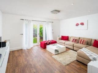 Stunning 2-bed flat w/ garden patio in West London