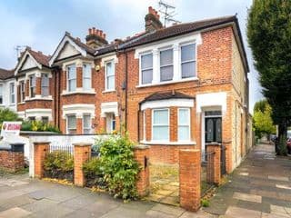 Stunning 2-bed flat w/ garden patio in West London - Photo 2