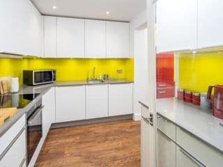 Stunning 2-bed flat w/ garden patio in West London - Photo 11